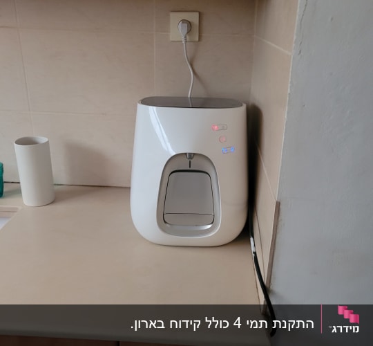 מכשיר מים על השיש עם חיבור לחשמל
